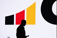 Friedrich Merz steht bei einer Wahlkampfveranstaltung der CDU in der Rudolf Weber-Arena auf der Bühne. - © Rolf Vennenbernd/dpa