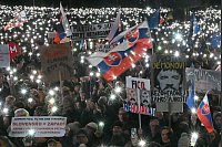 Menschen erinnern während einer Demonstration an den siebten Jahrestag des Mordes am Investigativjournalisten Kuciak und seiner Verlobten Martina Kusnirova und demonstrieren sie gegen die Ukraine- und Russland-Politik des linksnationalen Ministerpräsidenten Fico. - © ?álek Václav/CTK/dpa