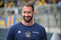Hatte vor dem Spiel noch gut lachen: Bielefelds Trainer Mitch Kniat. - © Swen Pförtner/dpa