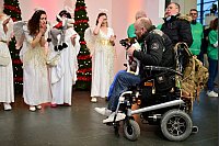 Geschenke gibt es bei der Feier auch - bei Bedarf auch Futter f&uuml;r Tiere. - &copy; Sebastian Christoph Gollnow/dpa