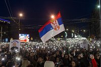 Menschen demonstrieren in Belgrad gegen den populistischen Präsidenten Vucic und seine Regierung. - © Darko Vojinovic/AP/dpa