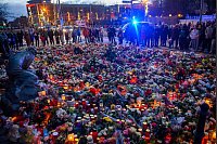 Menschen stehen vor der Johanniskirche in Magdeburg, wo ein Gedenkort eingerichtet und Blumen und Kerzen niedergelegt wurden. - © Klaus-Dietmar Gabbert/dpa