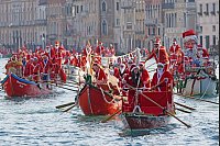 Menschen in Weihnachtsmann-Kostümen fahren in Gondeln auf dem Canal Grande in Venedig. - © Andrea Merola/IPA via ZUMA Press/dpa