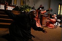 Ein Tanzteam zeigt einen Interpretationstanz bei der jährlichen Veranstaltung zum Monat der Schwarzen Geschichte in der Consolidated Baptist Church in Lexington, Kentucky. - © Jon Cherry/AP/dpa