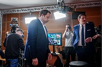 Bei dem Wahlergebnis ist beim SPD-Bundesvorsitzenden Lars Klingbeil die Luft erst einmal raus - die SPD erzielt mit 16,4 Prozent ihr schlechtestes Ergebnis bei einer Bundestagswahl. - © Kay Nietfeld/dpa