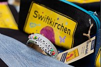 Gelsenkirchen: nach Swift-Konzert werden aus Dekomaterial Taschen und Beutel - © Rolf Vennenbernd/dpa