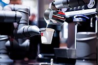 Ein automatisierter Barista-Automat bereitet unter Nutzung von industriellen Roboterarmen einen Kaffee zu am Messestand von SEW Eurodrive bei der Industriemesse Hannover Messe 2025. - © Michael Matthey/dpa