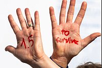 Die Hände einer Teilnehmerin bei einer Demonstration für das 1,5-Grad-Ziel von Ärzten und Medizinstudenten aus mehreren Ländern beim UN-Klimagipfel COP27. - © Christophe Gateau/dpa