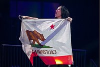 Katy Perry rockt „FireAid“-Konzert – mit Kalifornien-Flagge in der Hand - © Jordan Strauss/Invision/AP/dpa