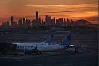 Shutdown in den USA: Weniger Flüge am Newark Liberty International Airport geplant - © Andres Kudacki/FR170905 AP/AP/dpa