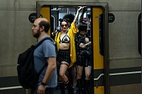 Eine Frau fährt in der U-Bahn auf dem Weg zur 33. jährlichen Pride-Parade in Buenos Aires. - © Rodrigo Abd/AP/dpa