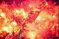 Fans des 1. FC Köln zünden zum Spielbeginn gegen Hertha BSC Pyrotechnik. - © Soeren Stache/dpa