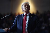 Donald Trump sieht sich bei einer Wahlkampfveranstaltung eine Videoleinwand an. - © Evan Vucci/AP/dpa