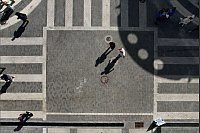 Schattenspiele auf einer Kreuzung in Miami - © Rebecca Blackwell/AP/dpa