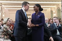 Die Konservativen in Großbritannien haben eine neue Chefin - Kemi Badenoch wird von Konkurrent Jenrick beglückwünscht - © Stefan Rousseau/PA Wire/dpa