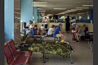 Von den Waldbr&auml;nden betroffene Touristen warten am internationalen Flughafen Diagoras auf ihren Flug. - &copy; Socrates Baltagiannis/dpa