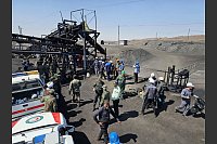 Bergleute und Polizisten am Standort der Kohlemine. - © Uncredited/Iranian Red Crescent Society/AP/dpa