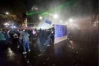 Die Polizei trifft auf Demonstranten, die nach der Ankündigung der Absage der georgischen Führung an Beitrittsgespräche mit der EU vor dem Parlamentsgebäude auf die Straße gehen. - © Zurab Tsertsvadze/AP/dpa