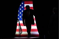 Kommt er nochmal zurück in Weiße Haus? Der republikanische US-Präsidentschaftskandidat und ehemalige US-Präsident Donald Trump kommt zu einer Wahlkampfveranstaltung in Pittsburgh. - © Evan Vucci/AP/dpa