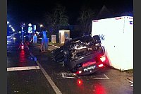 Durch die Wucht des Zusammenstoßes wurde das Auto zur Seite geschleudert und kam schräg am Container der Bahnübergangsposten zum Stillstand. - © FOTO: CHRISTIAN MATHIESEN