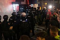 Serbische Polizisten betreten das Gebäude des öffentlichen Rundfunks RTS während Studenten das Gebäude im Zentrum von Belgrad, Serbien, blockieren. - © Marko Drobnjakovic/AP/dpa
