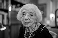 Margot Friedländer, Holocaust-Überlebende, blickt am Rande eines Interviews mit Journalisten der Deutschen Presse-Agentur zum 80. Jahrestag der Auschwitz-Befreiung in die Kamera des Fotografen. - © Kay Nietfeld/dpa