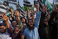 Anhänger der religiösen Partei «Jamiat Ulema-e-Islam-F» skandieren anti-indische Slogans während einer Demonstration zur Verurteilung der indischen Angriffe in Pakistan und zur Unterstützung des pakistanischen Militärs. - © Anjum Naveed/AP/dpa