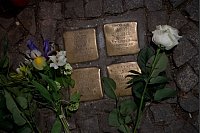 Blumen liegen am Stolperstein der Holocaust-Überlebenden Margot Friedländer, geboren Margot Bendheim, nach ihrem Tod. - © Paul Zinken/dpa