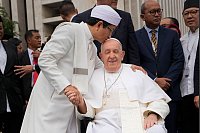 Ein Küsschen für den Heiligen Vater: Großimam Nasaruddin Umar küsst Papst Franziskus zum Abschied in der Istiqlal-Moschee in Jakarta. Der Papst ist auf einer Reise durch Südostasien und Ozeanien. - © Gregorio Borgia/AP/dpa