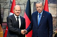 Treffen in Istanbul - Bundeskanzler Scholz und der türkische Präsident Erdogan - © Khalil Hamra/AP/dpa