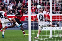 Leverkusens Victor Boniface trifft zur 2:1 Führung im Spiel gegen Frankfurt - © Marius Becker/dpa