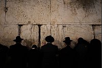 Ultraorthodoxe jüdische Männer beten während des Festes Chanukka der Klagemauer in der Altstadt von Jerusalem. - © Matias Delacroix/AP/dpa