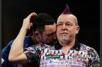 Peter Wright reagiert nach seinem Sieg im Achtelfinale der Darts-WM gegen Luke Humphries (l). - © Zac Goodwin/PA Wire/dpa