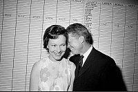 Der damalige Senator des Bundesstaates Georgia, Jimmy Carter, umarmt seine Frau Rosalynn in seiner Wahlkampfzentrale in Atlanta am 15. September 1966. - © Horace Cort/AP/dpa