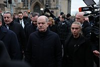 Bundeskanzler Olaf Scholz (M, SPD) und Volker Wissing (hinten, parteilos), Bundesminister für Digitales und Verkehr und Bundesminister der Justiz, besuchen den Ort der tödlichen Attacke auf dem Weihnachtsmarkt. - © Jan Woitas/dpa