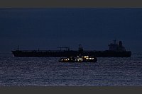Vor Sassnitz liegt der havarierte Öltanker. - © Stefan Sauer/dpa