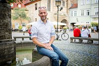 Martin Sladeczek wollte eigentlich nur zur Historie der Krämerbrücke forschen. - © Jacob Schröter/dpa