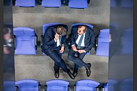 Bundestag - Sondersitzung zur Grundgesetzänderung: Lars Klingbeil (l), SPD Fraktionschef und Bundesvorsitzender, spricht mit Friedrich Merz, CDU/CSU Fraktionsvorsitzender und CDU Bundesvorsitzender. - © Michael Kappeler/dpa