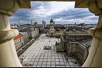 Berliner Gendarmenmarkt ist nach Umbau wieder offen. - © Jens Kalaene/dpa