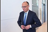 Der designierte Bundeskanzler Friedrich Merz (CDU) verlässt im Bundestag bei der Kanzlerwahl das Unions-Fraktionsbüro. Merz ist bei der Kanzlerwahl im Bundestag im ersten Wahlgang durchgefallen. - © Michael Kappeler/dpa
