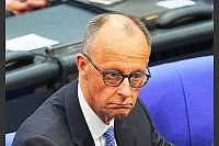 Der designierte Bundeskanzler Friedrich Merz (CDU) reagiert im Bundestag bei der Kanzlerwahl. Im Bundestag findet die Wahl und Vereidigung des Bundeskanzlers und der neuen Bundesregierung statt. - © Michael Kappeler/dpa