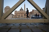 Vor Konklave - Letzte Vorbereitungen für Papstwahl. Polizeifahrzeuge stehen auf dem Petersplatz in der Nähe des Petersdoms. - © Marijan Murat/dpa