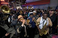 Nach dem mutmaßlichen Terroranschlag in New Orleans gibt es einen Trauermarsch mit traditioneller Musik zum Gedenken an die Opfer. - © Matthew Hinton/FR170690 AP/dpa