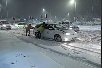 Viel Schnee in Großbritannien: Menschen helfen in Leeds dabei, im Schnee steckengebliebene Autos wegzuschieben. - © Danny Lawson/PA Wire/dpa