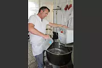 Im Anschluss werden die ganzen Zutaten mit Wasser vermengt. Im Spiralkneter wird das Gemisch jetzt etwa 15 Minuten geknetet. - © Anna Muer