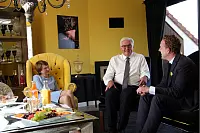 Bundespräsident Frank-Walter Steinmeier kommt zum Sommerinterview in den Lippischen Hof in Bad Salzuflen. ZDF-Moderation Bettina Schausten führt das Interview, das für das Politmagazin "Berlin direkt" aufgezeichnet wurde. - © Heidi Stork