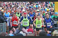 Mehr als 7.000 L&auml;ufer starteten zum 45. Hermannslauf am Hermannsdenkmal in Detmold. - &copy; Sarah Jonek