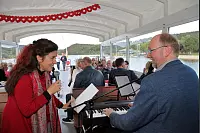 Love-Songs: Ulrike Wahren und Peter Stolle verzauberten die Fahrt über den See mit Liebesliedern. - © Bernhard Preuss