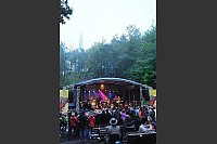 Fans singen vor der Waldbühne mit: Wolf Maahn und Band rocken zu Füßen des Hermannsdenkmals in einer geradezu mystischen Umgebung. - © Foto: Krull