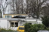 Beim Zustellstützpunkt der Deutschen Post in Bad Salzuflen hat der Sturm Teile des Flachdachs weggerissen. - © Stefan Backe
